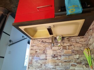 Spülbereich mit Treppe zu den unteren Schlafräumen