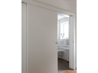 Breite Schiebetür zum Bad/WC unten