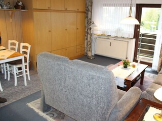 Wohnzimmer mit Schrankbett
