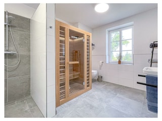 eigene Infrarotsauna und ebenerd. Dusche Emma