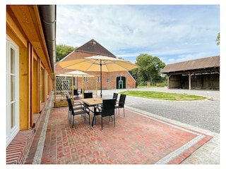 Terrasse mit Gartenmöbeln hofseitig Emma