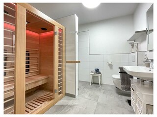 Badezimmer mit eigener Infrarotsauna Alma