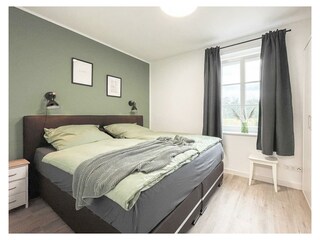 Schlafzimmer mit Doppel-Boxspringbett Mettje