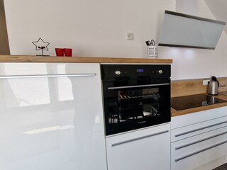 voll ausgestattete, moderne Küchenzeile