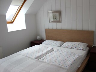 Schlafzimmer mit Doppelbett