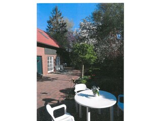 Terrasse Rauchhaus mit Sicht auf die Scheune