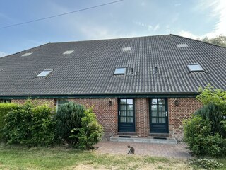 Eingang - kleine Terrasse hinter der Hecke rechts