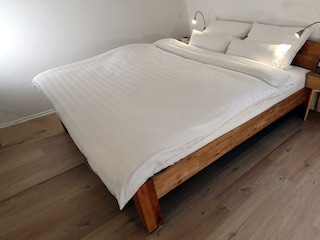 Schlafzimmer mit großem bequemen Doppelbett