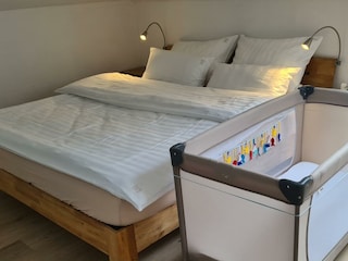 Ein Reisebett kann kostenlos gebucht werden