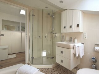 Bad mit geräumiger Dusche