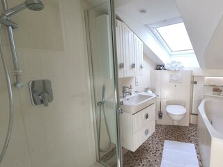 Bad mit Badewanne und Sternenhimmel