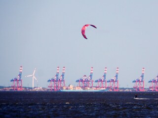Kitesurfer vor der Kulisse Bremerhaven