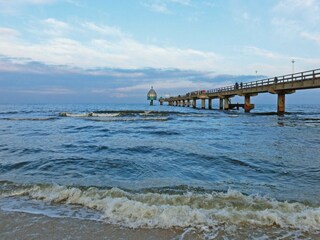 Die Zinnowitzer Seebrücke mit der Tauchgondel