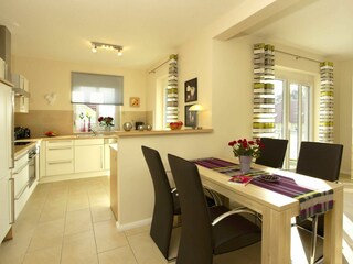 Essbereich und integrierte Küche