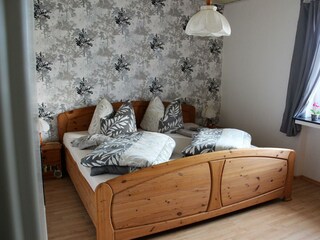 Schlafzimmer mit Doppelbett