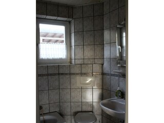 Badezimmer mit Badewanne und Dusche