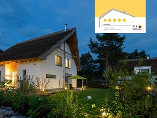 Strandhaus in der Dämmerung