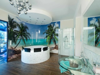 Wellnessbereich mit Whirlpool