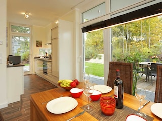 Esstisch und Küchenzeile