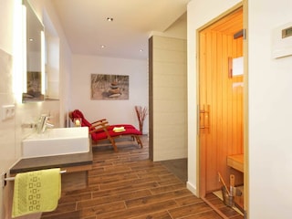 Bad mit Sauna und Ruhebereich EG