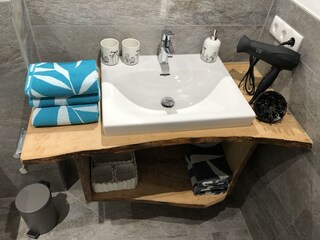 Waschtisch mit Föhn