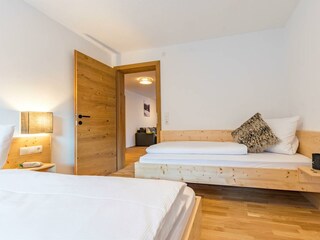 Dreibettzimmer aus heimischem Holz