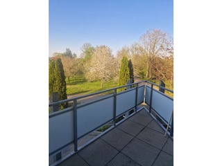 zwei Balkons oder lieber 8.000 m² Grundstück!!!