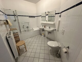 Bad mit Badewanne