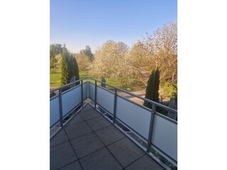 zwei Balkons oder lieber 8.000 m² Grundstück!!!