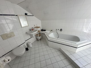 Bad mit Badewanne