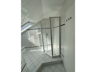 Badewanne und Dusche