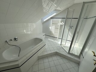 Badewanne und Dusche