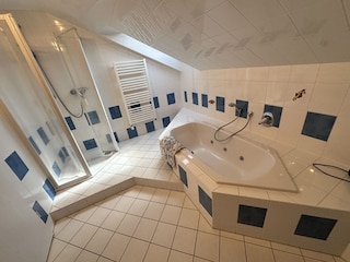 Badewanne und Dusche