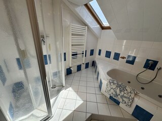 Badewanne und Dusche