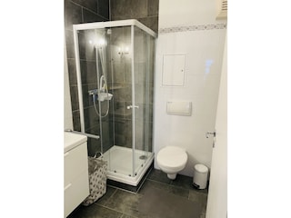 Badezimmer mit Dusche