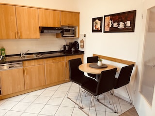 Küchenzeile mit Essplatz