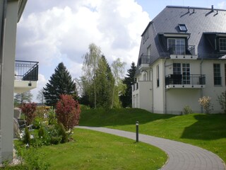 Blick zwischen Haus A und  B in Richtung See