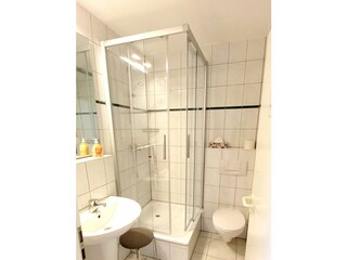 Badezimmer mit Dusche