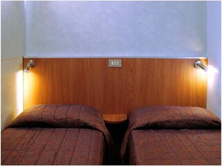 Schlafzimmer mit zwei Einzelbetten