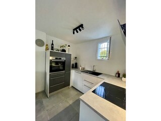 Küche mit Induktionskochfeld  und Backofen