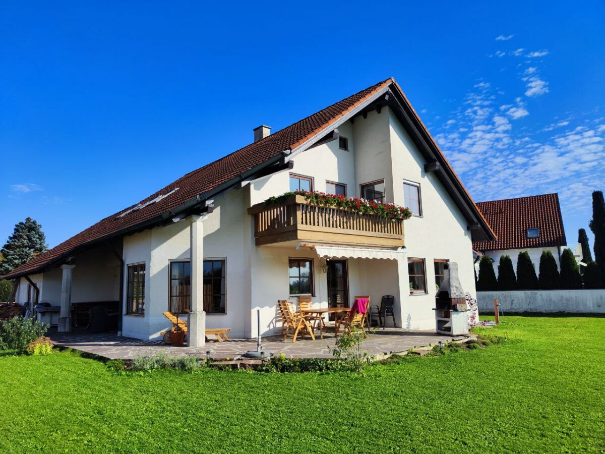 Ferienhaus mit Südterrasse und Südbalkon.