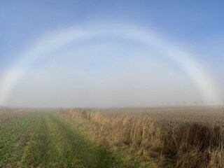 weißer Regenbogen in den Feldern von Schmidhofen