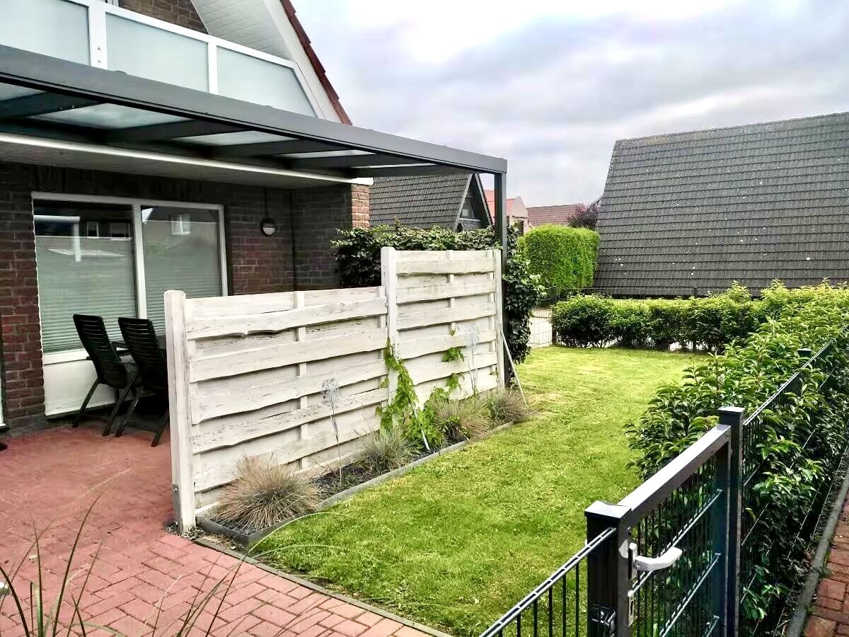 überdachte Terrasse und eingezäunter Garten