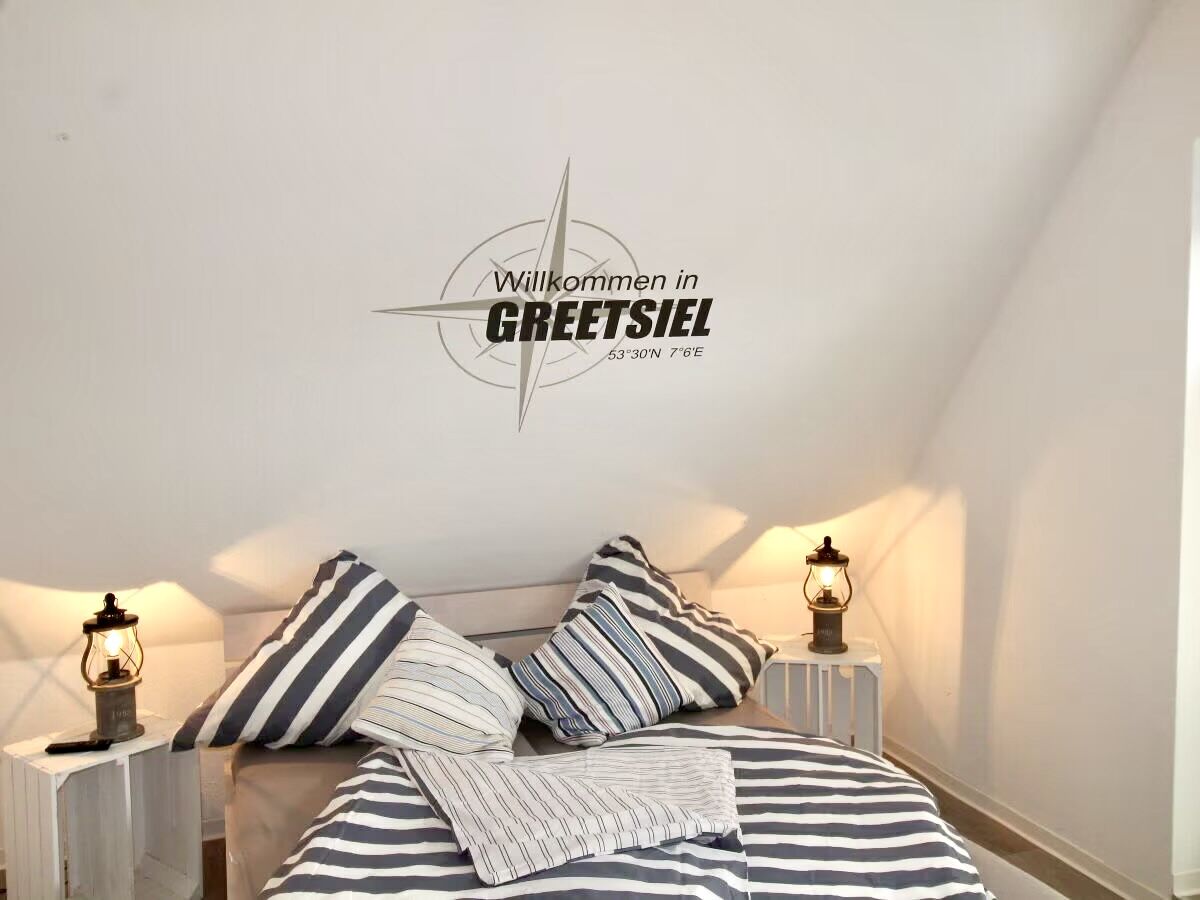 Schlafzimmer im Obergeschoss mit Doppelbett