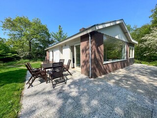 Die sonnige Terrasse mit Gartenmöbel