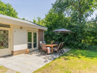 Die sonnige Terrasse mit Gartengruppe