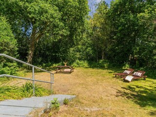 Der Garten mit Sonnenliegen und Picknicktisch