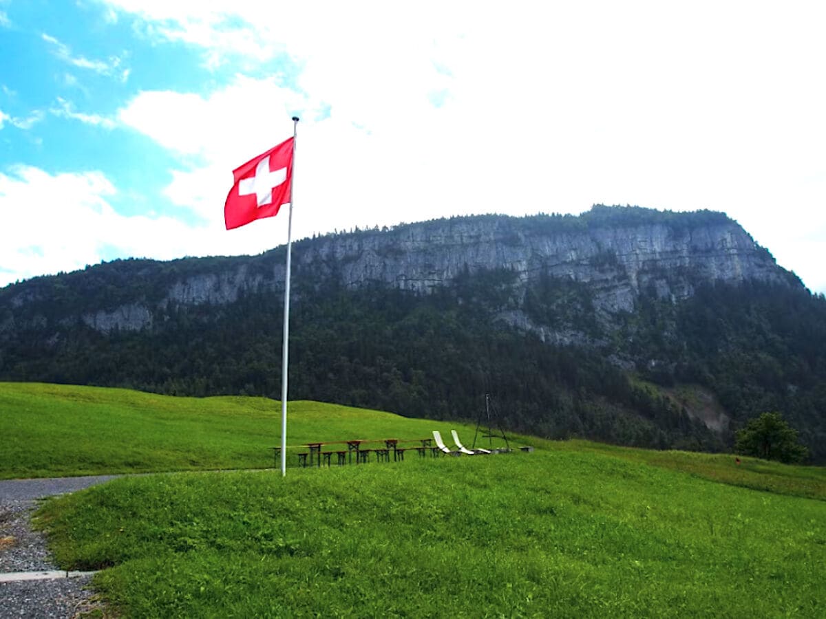 Lagerfeuerplatz und Bergmassiv