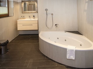 Natural_ Deluxe_Apartment_Alpbach_Badewanne
