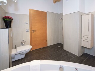 Natural_ Deluxe_Apartment_Alpbach_Bad